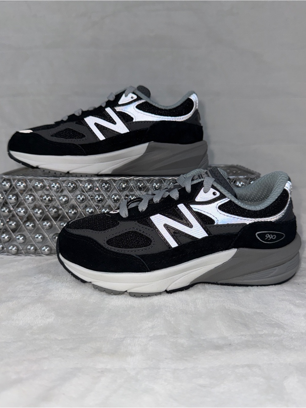 New Balance FuelCell 990v6 Kids Sz 12 Unisex Black/Grey PC990BK6
Fits 6-7 yrs
